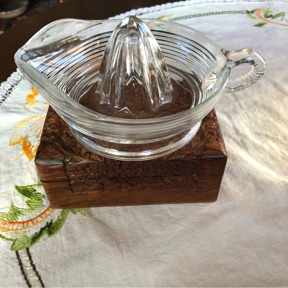 Vintage Citrus Reamer Juice Squeezer. Large Size. Scalloped Handle. 7.5